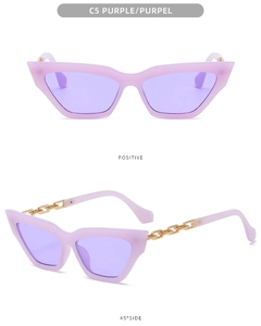 Détail de lunettes de soleil œil-de-chat violettes avec branches à chaîne dorée