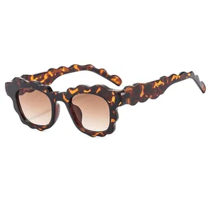 2024 trendy scalloped edge tortoiseshell sunglasses with brown gradient lenses for women