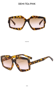 Detaillierte Vorder- und Seitenansicht der geometrischen Sonnenbrille mit Leopard-Rahmen