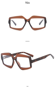 Detaillierte Vorder- und Seitenansicht der geometrischen Brille mit Schildpattmuster