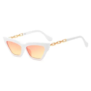 Lunettes de soleil œil de chat blanches avec verres dégradés orange et branches chaîne dorée