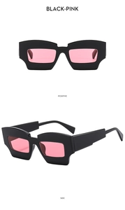 Détail de lunettes de soleil géométriques noires avec verres roses sous deux angles