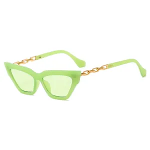 Lunettes de soleil œil de chat rétro avec monture vert clair et branches chaîne dorée