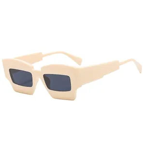 Lunettes de soleil œil-de-chat géométriques à monture crème et verres gris pour la mode