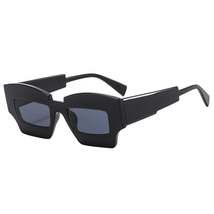 Lunettes de soleil géométriques noires tendance 2024 avec monture épaisse et verres gris