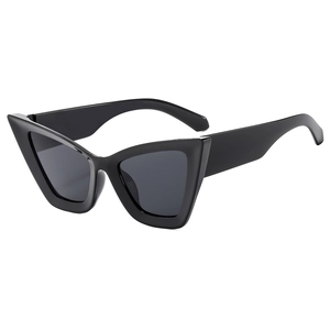 Occhiali da sole cat-eye eleganti con montatura nera e lenti anti-UV dal design moderno
