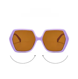 Détail de la monture hexagonale violette avec verres ambrés teintés et bords biseautés