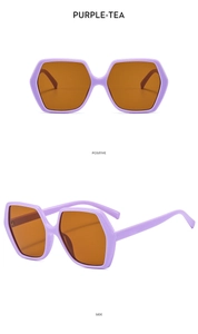 Détail de lunettes de soleil hexagonales violettes avec verres bruns de face et de profil