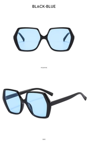 Vues détaillées de face et de côté des lunettes de soleil hexagonales noires avec verres bleus