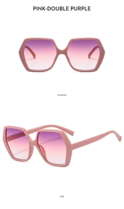 Détail de lunettes de soleil hexagonales roses avec verres dégradés violets et monture large