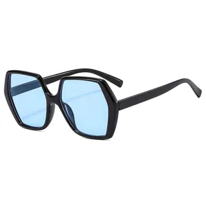 Lunettes de soleil hexagonales chic avec monture noire et verres bleu clair, vue à 45 degrés