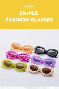 Collection de lunettes de soleil à monture ondulée en six couleurs dont orange et noir