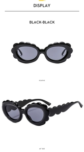 Détail des lunettes de soleil noires en forme de fleur montrant les vues de face et de profil