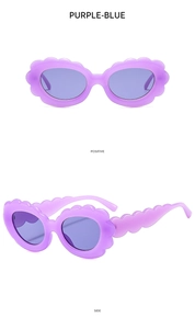 Vue détaillée des lunettes de soleil violettes à bords festonnés et verres violets