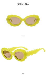 Vues détaillées de lunettes de soleil fleurs jaunes avec bords festonnés et verres bruns
