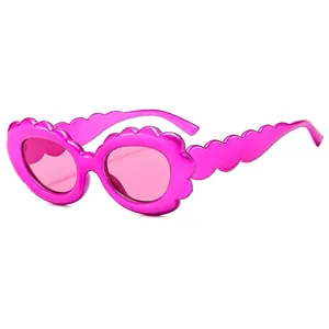 Lunettes de soleil roses à bords festonnés avec verres élégants et fini nacré brillant