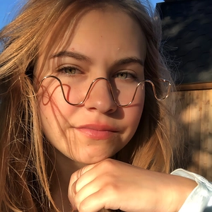 Chic gold wave-shaped metal frame glasses without lenses for avant-garde fashion style