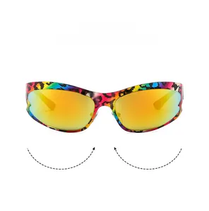 Detail der Y2K-Sportsonnenbrille mit farbenfrohem Regenbogen-Leopardenmuster und Gläsern