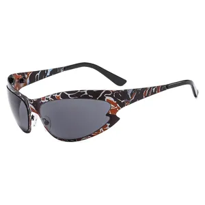Y2K futuristische Radsport-Sonnenbrille mit Camouflage-Rahmen und dunkelgrauen Gläsern