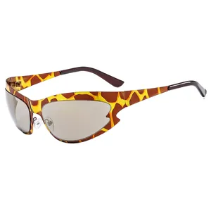 Y2K futuristische Radsport-Sonnenbrille mit Giraffenmuster-Rahmen und grauen Gläsern