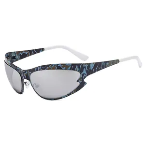 Y2K-Outdoor-Radbrille mit Camouflage-Rahmen und silbernen Spiegelgläsern