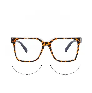 Detail der Brille mit Schildpatt-Rahmen, transparenten Akzenten und quadratischem Design