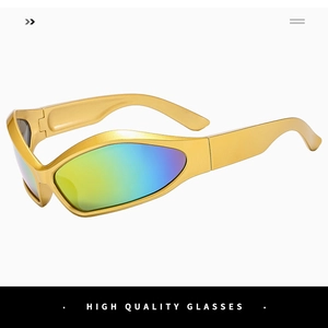 Dettaglio di occhiali da sole sportivi dorati futuristici con lenti riflettenti iridescenti