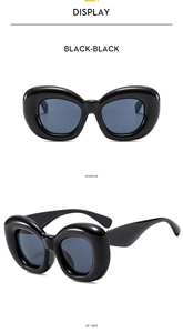Vues de face et de profil à 45 degrés de lunettes de soleil Y2K noires à cadre épais