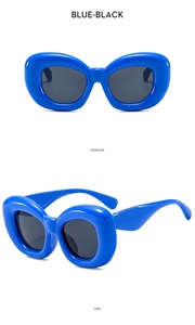Vues détaillées de lunettes de soleil bleues épaisses avec verres noirs, style Y2K