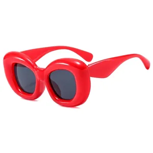 Lunettes de soleil Y2K avant-garde avec monture bulle rouge et verres foncés