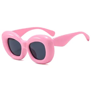 Lunettes de soleil Y2K tendance à monture bubble rose brillante et verres gris foncé