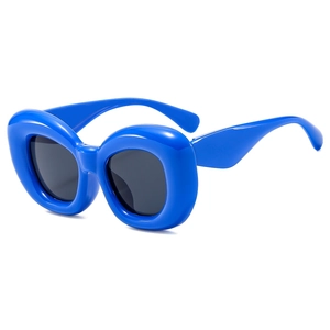 Lunettes de soleil bleues à monture épaisse bombée avec verres gris au design Y2K chic