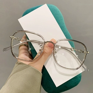 Transparent TR90 oversized blue light blocking glasses with elegant silver horsebit temple