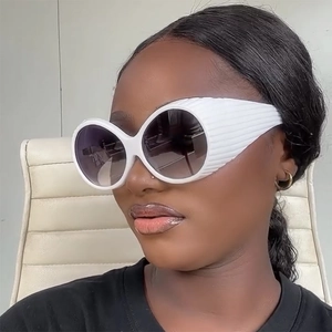 Lunettes de soleil Y2K blanches surdimensionnées avec monture texturée et verres gris