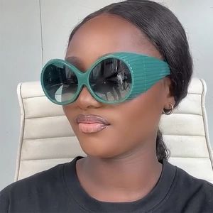 Lunettes de soleil vertes Y2K futuristes avec monture texturée et verres dégradés
