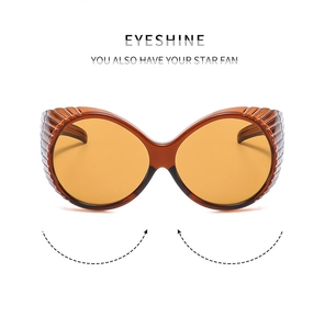 Détail des lunettes de soleil Y2K ambre avec verres jaunes et protection latérale