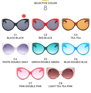 Matrice montrant huit lunettes de soleil papillon Y2K surdimensionnées en diverses couleurs