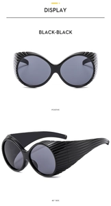 Détail des lunettes de soleil Y2K noires avec monture large et protection latérale rayée