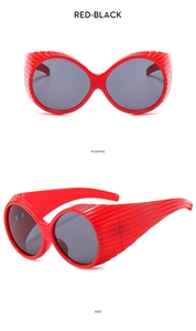 Vues de face et de profil de lunettes de soleil Y2K rouges à monture texturée