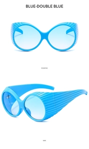 Lunettes Y2K oversize bleues avec texture 3D striée vues de face et de profil