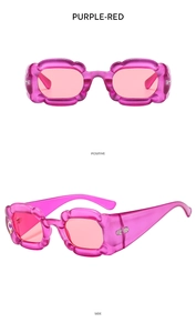 Lunettes de soleil fleur rouge-violet avec monture ondulée en vues de face et de profil