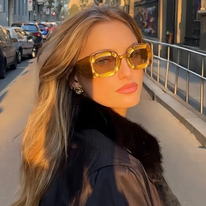 Lunettes de soleil oversize ambre à la mode avec verres marrons au style rétro chic