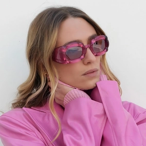 Lunettes de soleil roses à monture épaisse pour femmes avec verres dégradés violets