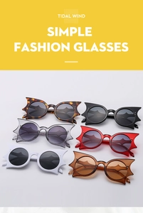 Détail de six paires de lunettes de soleil en forme d'aile de chauve-souris pour Halloween