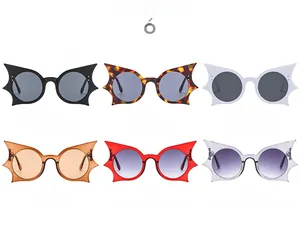 Grille détaillée de lunettes de soleil chauve-souris en noir, blanc, rouge et écaillé