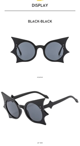 Vue de face et de profil à 45 degrés des lunettes de soleil chauve-souris gothiques noires