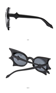 Vues détaillées de profil et de dos des lunettes de soleil gothiques en forme de chauve-souris