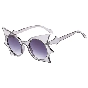 Lunettes de soleil gothiques chauve-souris avec monture grise et verres dégradés
