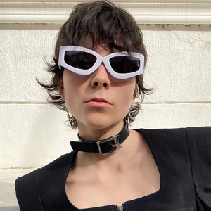 Occhiali da sole Y2K bianchi rettangolari con lenti scure e choker nero sulla modella