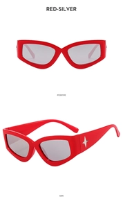 Dettaglio occhiali da sole cat-eye rossi con decorazioni a stella argentate sulle aste